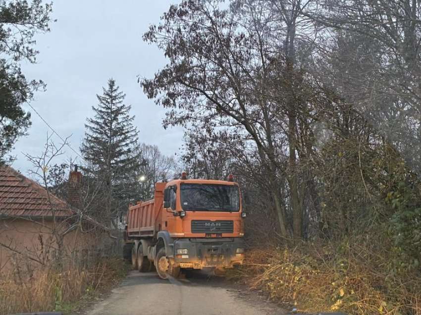 Rrugët alternative që çojnë në Zveçan, vazhdojnë të jenë të barrikaduara