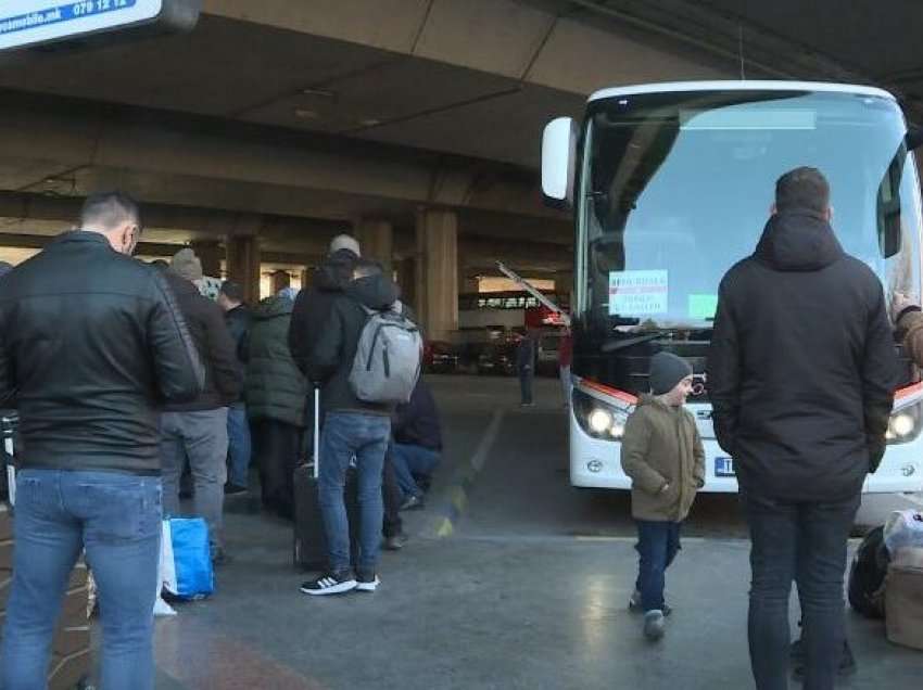 Autobusat të mbushur plotë në stacionin e Shkupit, vazhdon migrimi drejt Perëndimit