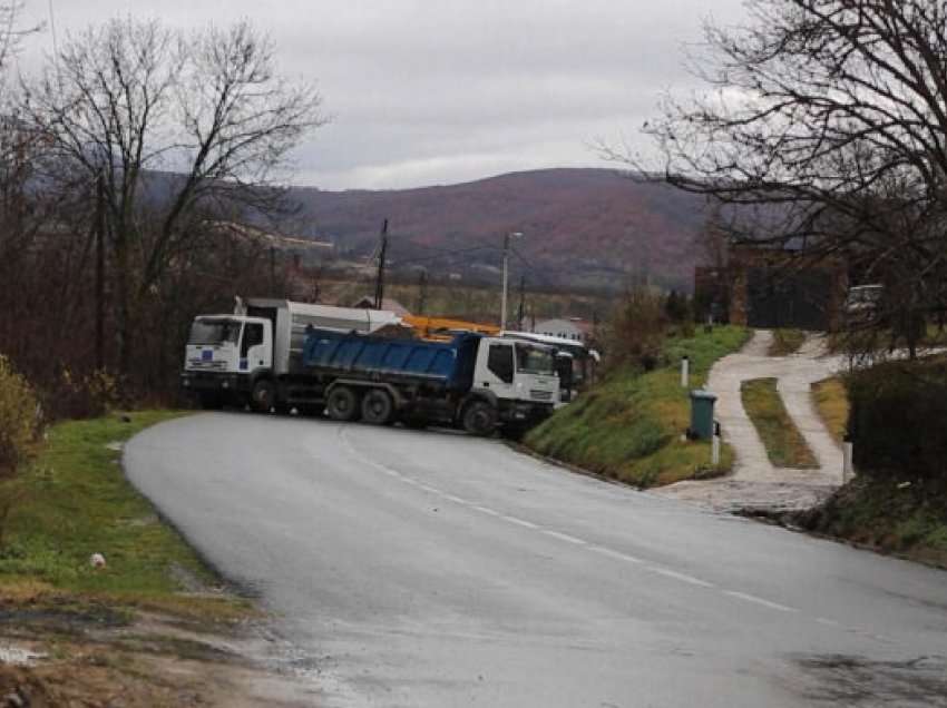 Persona të maskuar sulmojnë gazetarë te barrikada afër Çabrës