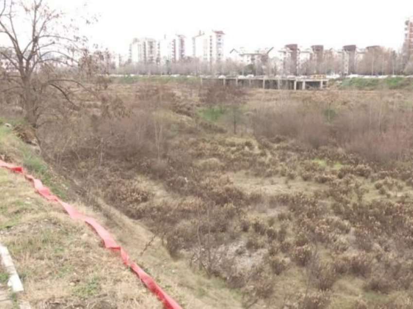 Humnerë e thellë në lagjen Aerodrom: Angellov vendos shirit të kuq, kërkon të rrethohet me gardh