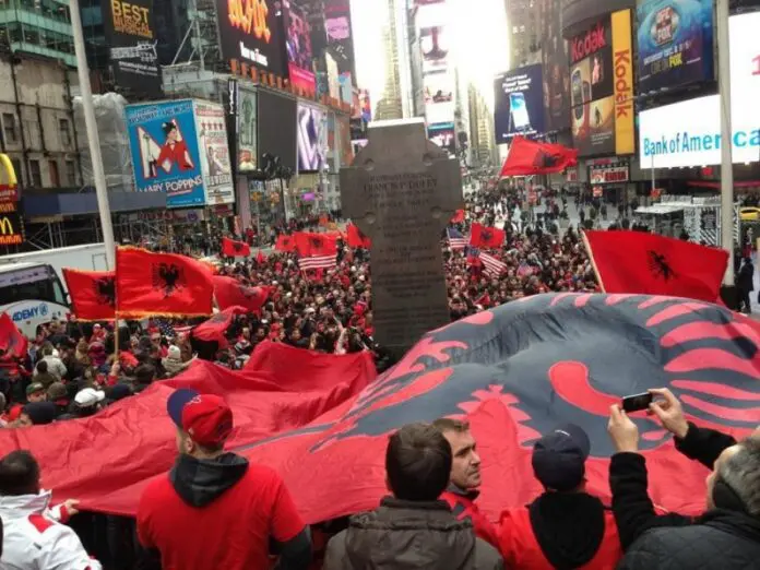 New York: Protestë përpara Misionit të Serbisë në OKB