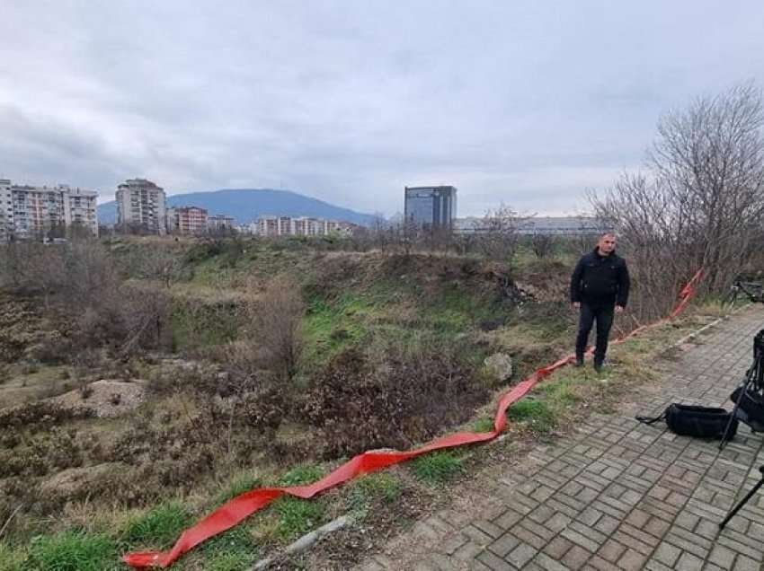 Një vrimë e thellë tridhjetë metra ndodhet në shtegun e Vardarit në Aerodrom, kalimtarët në rrezik