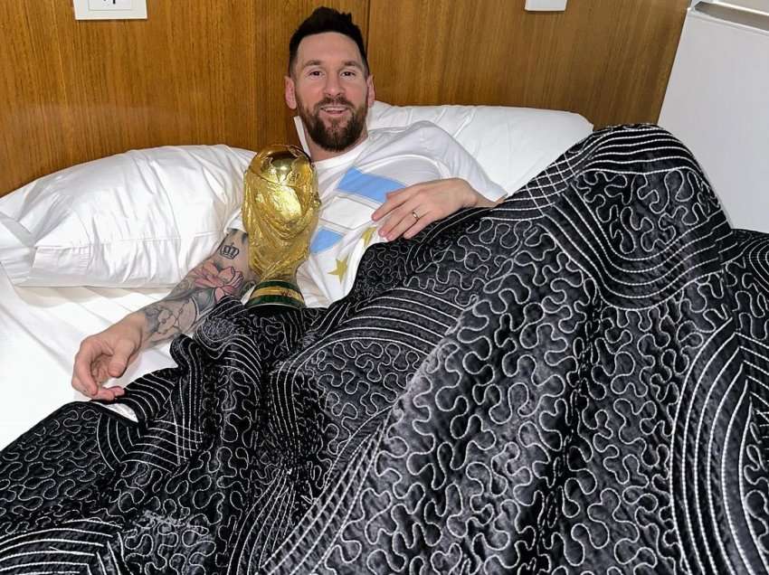 Messi “harron” Antonellën, zgjohet duke përqafuar Kupën!