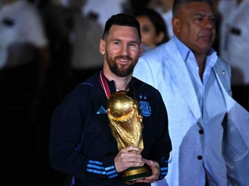 Messi iu tregon trofeun tifozëve