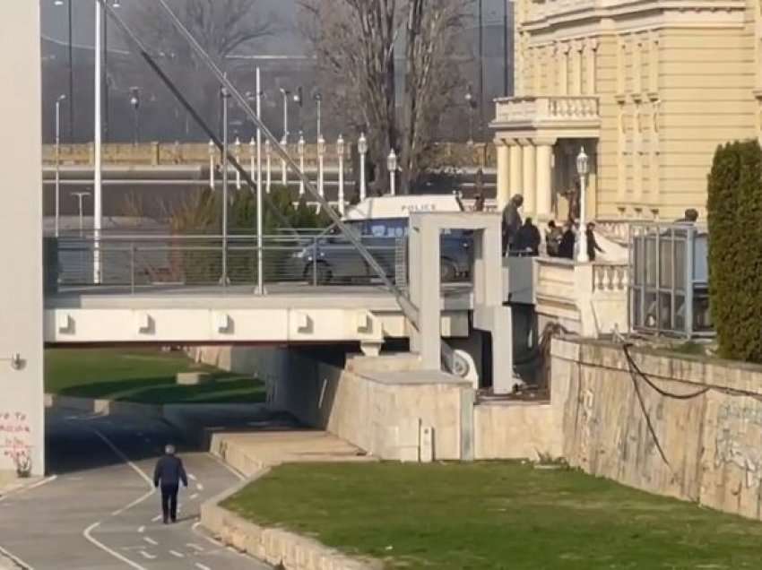 Gjendet një trup i pajetë në hyrje të Teatrit Kombëtar në Shkup