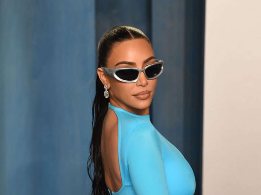 Kim Kardashian poston foto “hot” në rrjete sociale