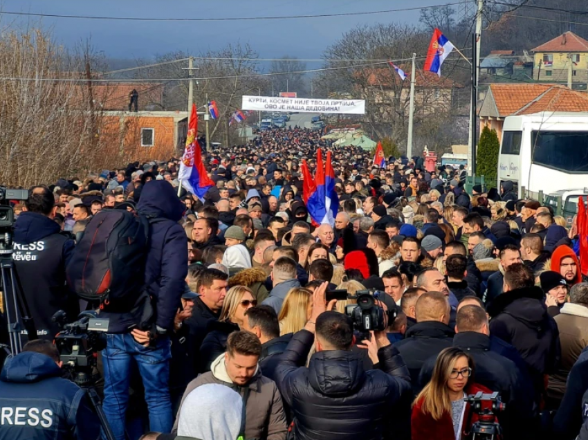 Serbët në veri me kërkesa për largimin e barrikadave