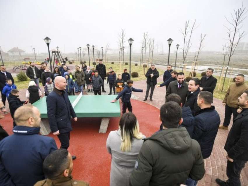 Kurti përuroi parkun e lodrave në lagjen e komuniteteve në Gjyrkoc të Shtimes