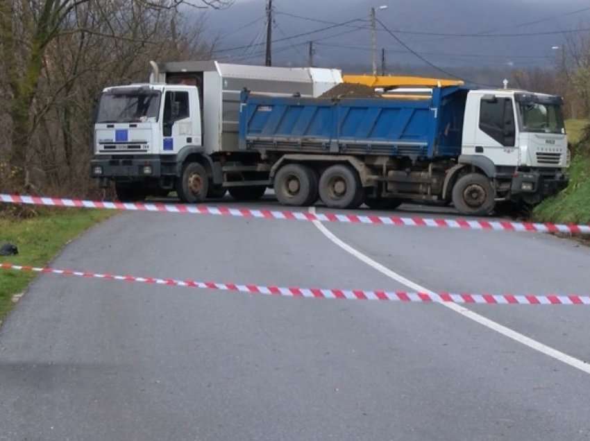 Dy javë nga barrikadat në veri, Kosova paralajmëron heqjen e tyre në rast se KFOR-i nuk ndërhynë