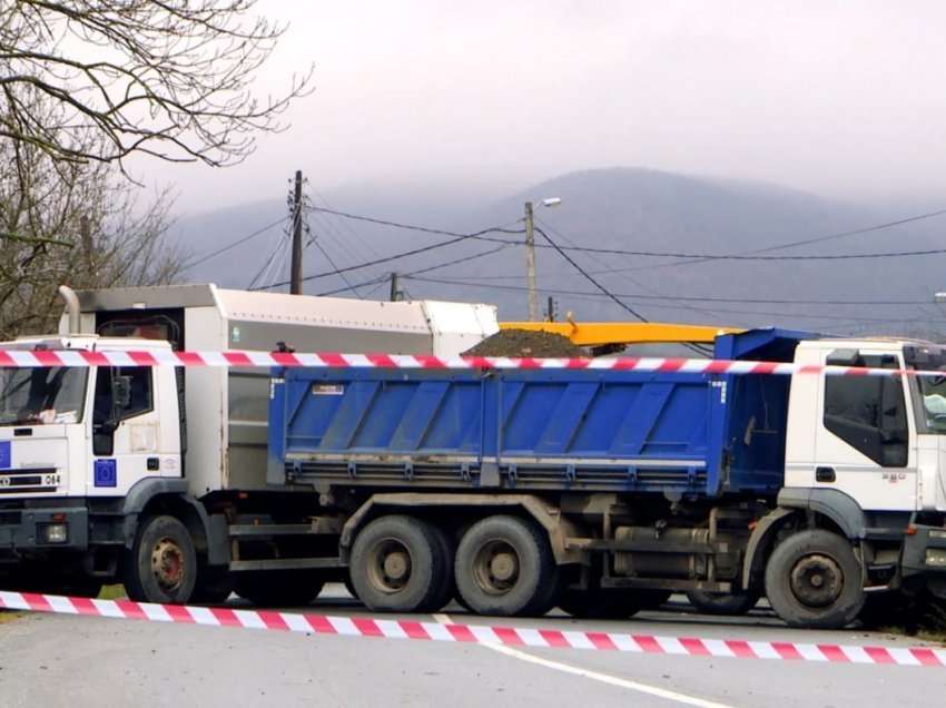 “Heshtje ogurzezë”- Kritikohet mos-reagimi për heqjen e barrikadave: A nënkupton kjo që Serbia edhe ushtarakisht ta pushtojë Kosovën? 