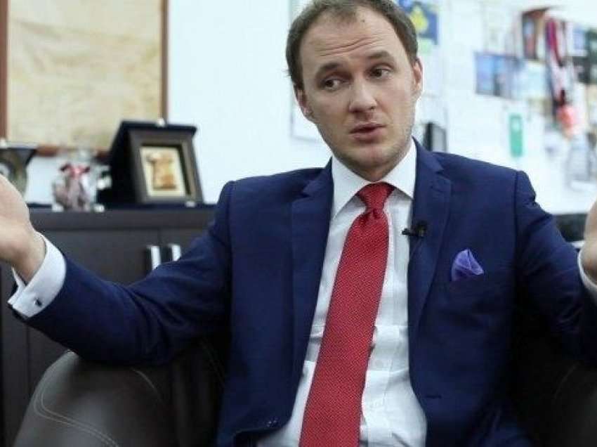 Petrit Selimi: Pushime të palumtura, pikat kufitare janë të rrethuara nga persona të armatosur të maskuar! 