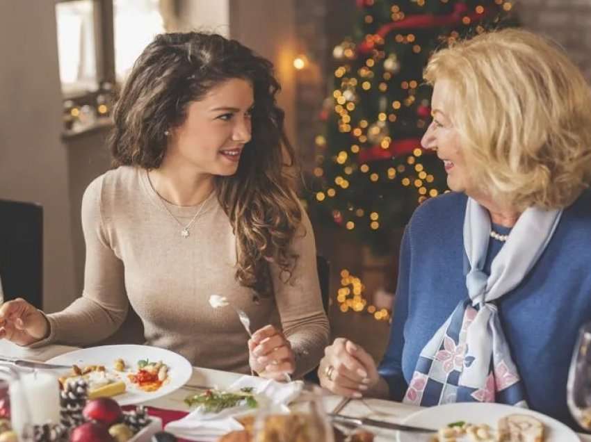 Si t’u mbijetojmë pyetjeve të “sikletshme” të të afërmve tanë gjatë periudhës së festës