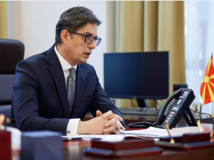 Pendarovski uroi për Krishlindje