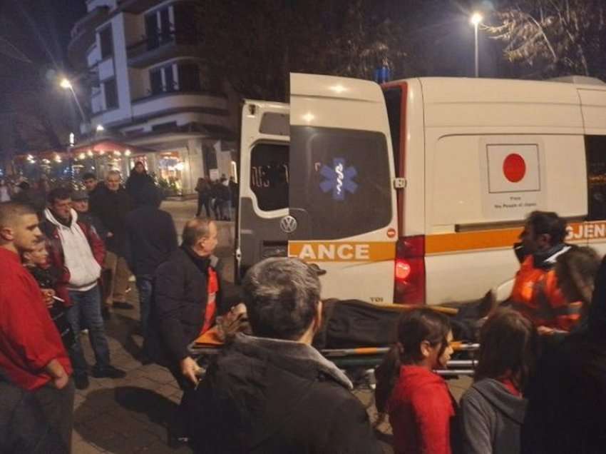 Me grushte në mes të qytetit, babë e bir rrihen me njëri-tjetrin 