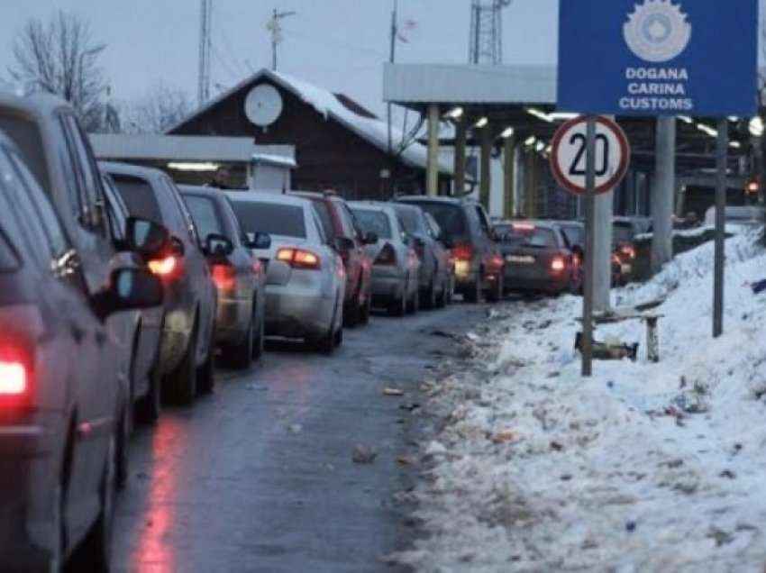 Edhe këtë mëngjes kolona të gjata në Merdar e te Dheu i Bardhë, pritjet deri në tri orë për të hyrë në Kosovë