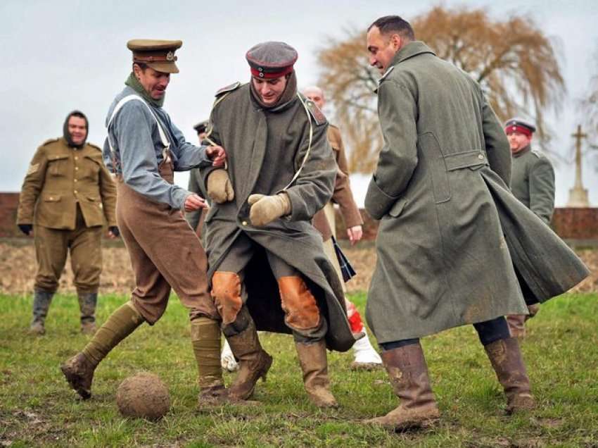 25 dhjetor 1914, dita kur futbolli mposhti luftën