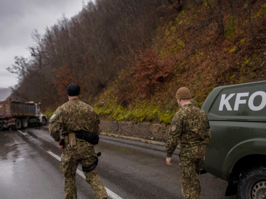 Situata në duart e KFOR-it- Eksperti i sigurisë paralajmëron për veprime konkrete rreth heqjes së barrikadave në veri 