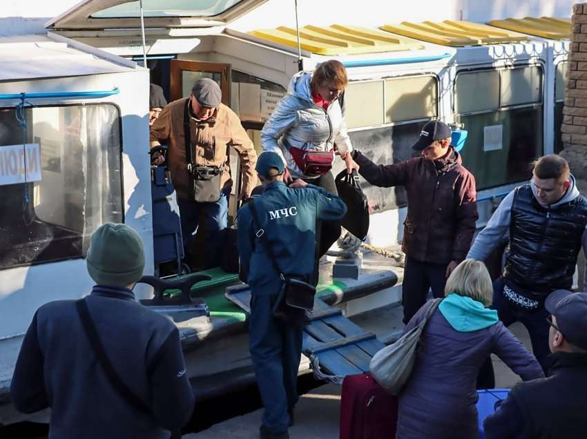 Zyrtarët ukrainas u bëjnë thirrje civilëve që të evakuohen nga Kherson