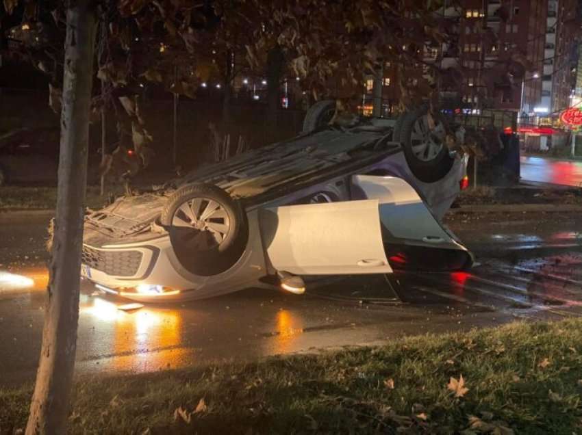 Një veturë me targa gjermane rrokulliset në Prishtinë