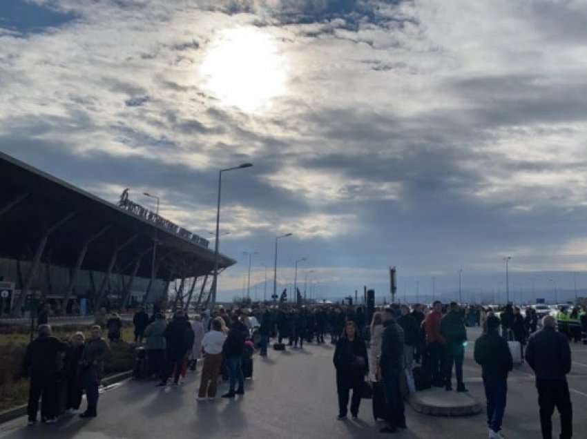 ​Mbyllja e aeroportit, kthehen udhëtarët