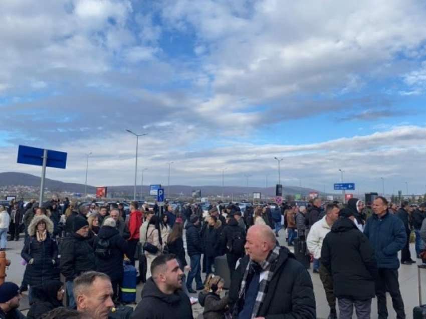 Mbyllja e aeroportit, qytetarët s’e dinë nëse do të udhëtojnë sot