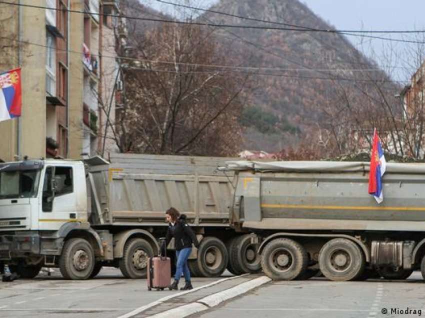 Serbët e Kosovës detyrohen nga Beogradi t’i mbikqyrin barrikadat/ Rrëfimet: Nëse themi diçka, ne mund të vuajmë pasojat!