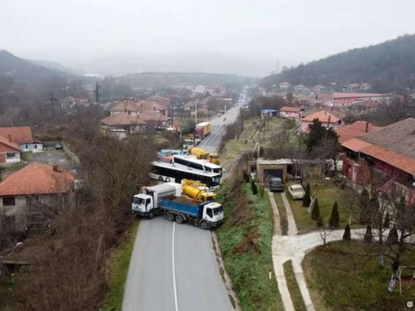 Fajtori për barrikadat ka emër: Aleksandër Vuçiq! Qëllimi është ndarja e Kosovës!