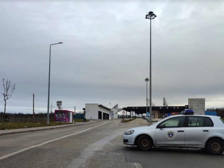 Policia serbe provon të heqë barrikadat në Merdare, përplaset me barrikaduesit