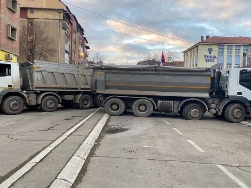 ​Vazhdon largimi i barrikadave në veri