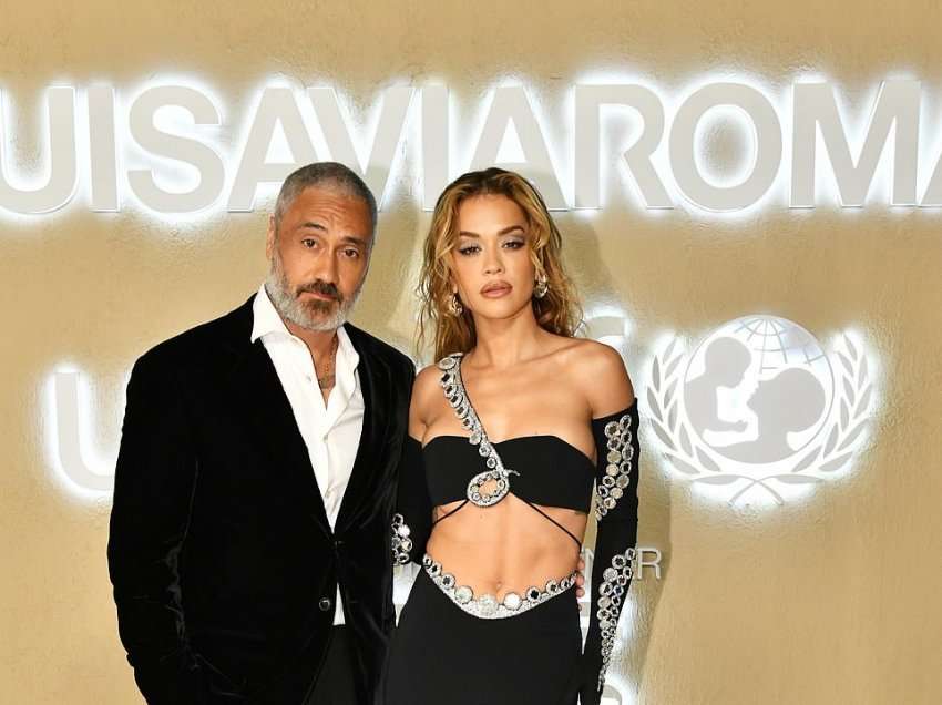 Rita Ora shfaqet mahnitëse përkrah bashkëshortit të saj