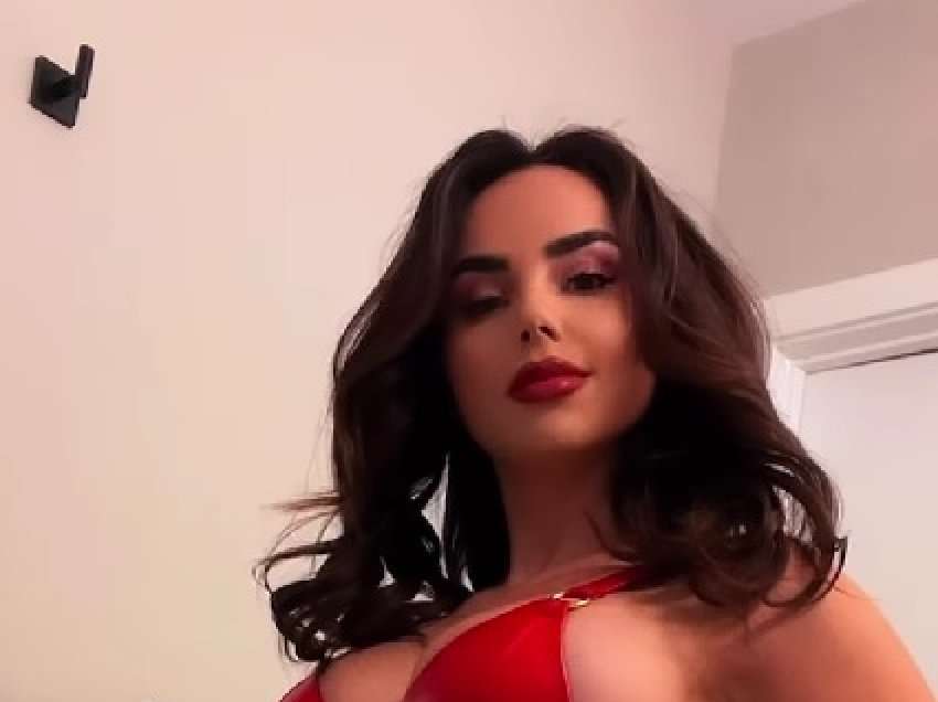 Linda Halimi ekspozon linjat trupore në bikini të kuqe në një video provokuese 