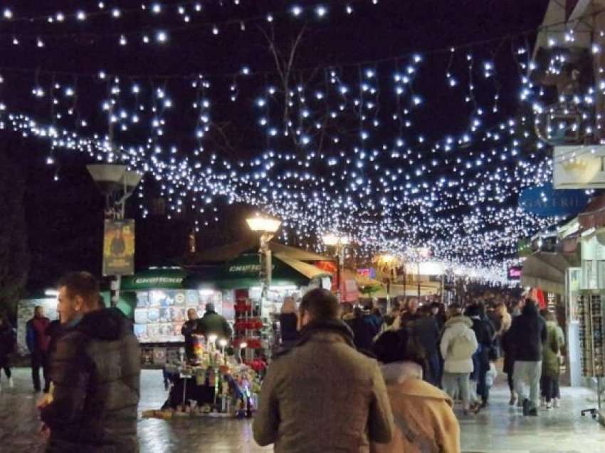 Ohri i mbushur me të turistë nga Bullgaria, Serbia, Shqipëria për pritjen e Vitit të Ri