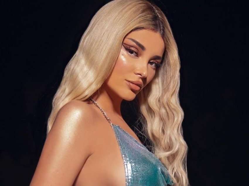 Era Istrefi shfaqet si kukull barbie në veshjen rozë nga videoklipi i fundit