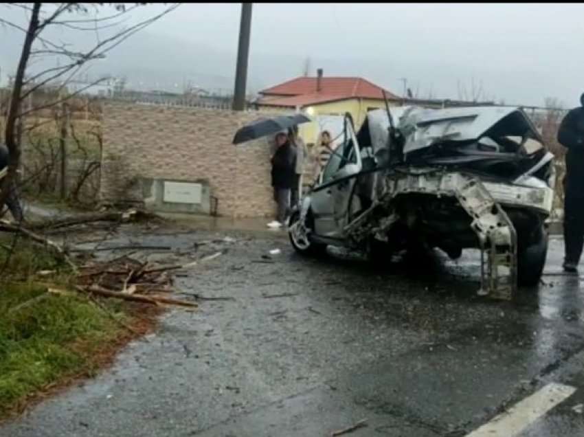 Benzi del nga rruga dhe përfundon në kanal, plagoset rëndë shoferi