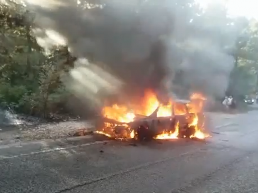 Makina përfshihet nga flakët në Vlorë, policia jep detajet