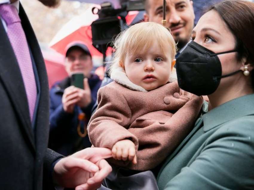 Vajza e princit Leka lë në hije prindërit e saj 