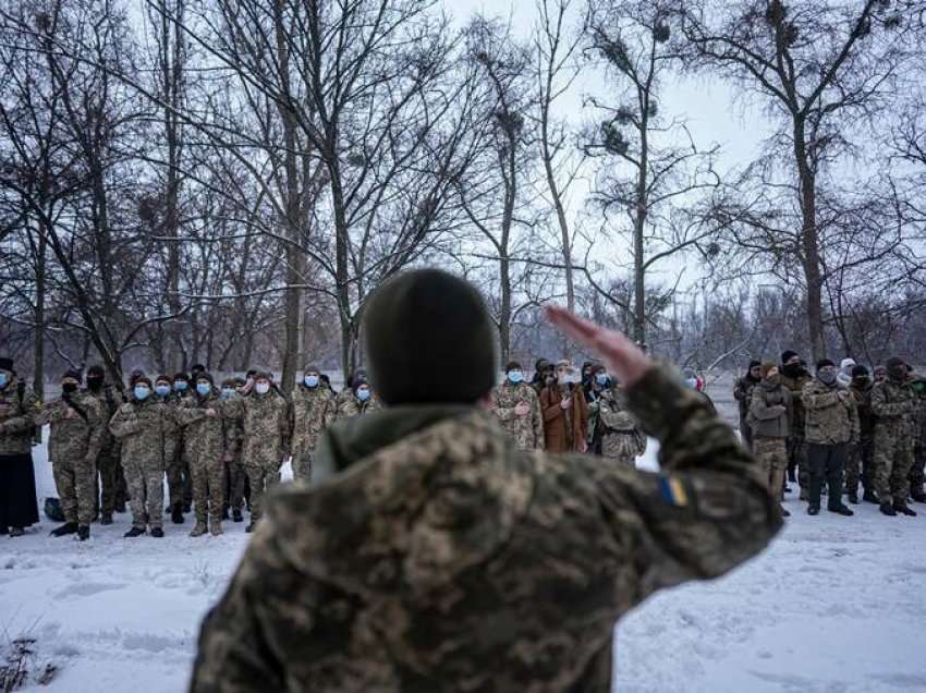 40 km larg makinerive ushtarake ruse, qyteti 350-vjeçar në tension; ukrainasit marrin masat për luftë