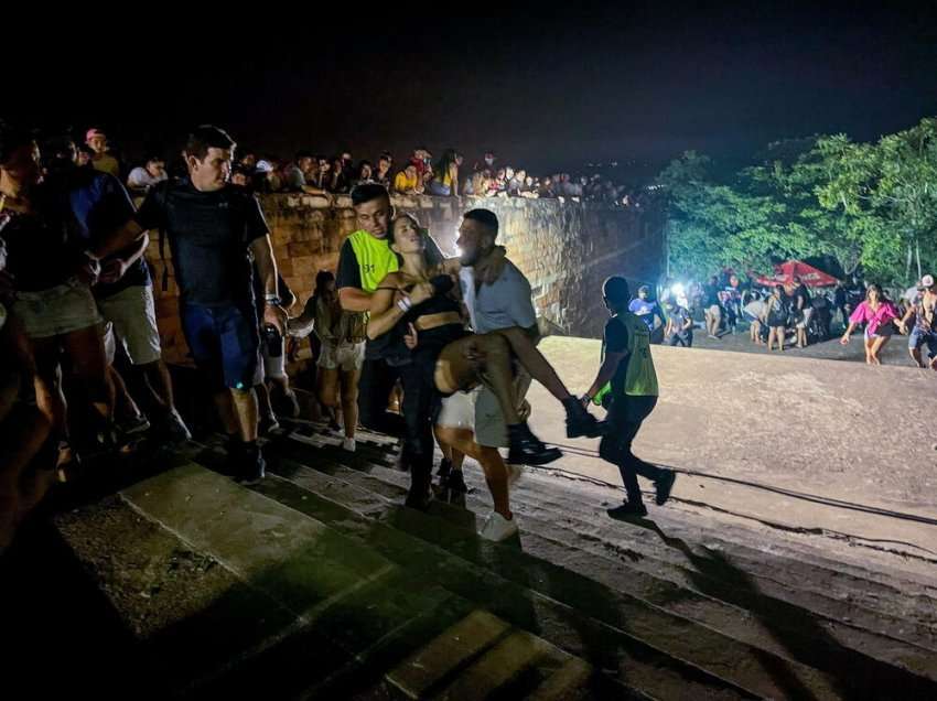 Publikohet fotografia nga vrasja, futbollisti mbajti në krah gruan e tij pasi u qëllua...