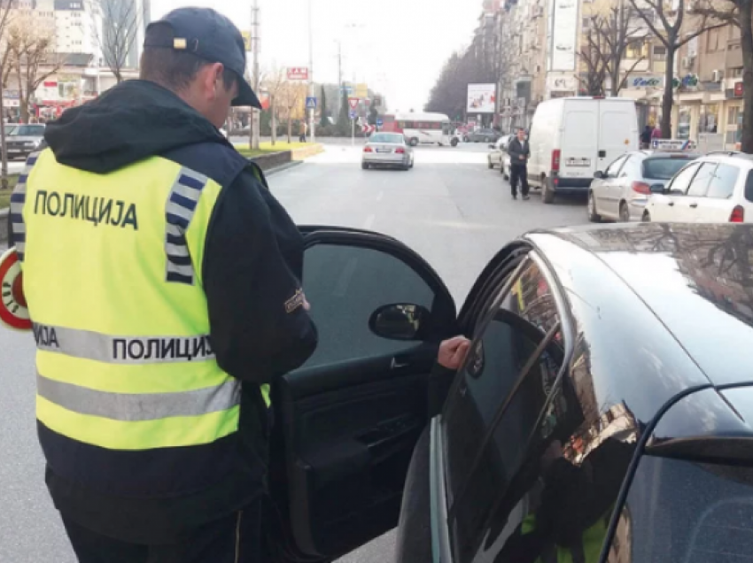 Kontrolle të shtuara të policisë në Tetovë, gjobiten 13 shoferë në Tetovë