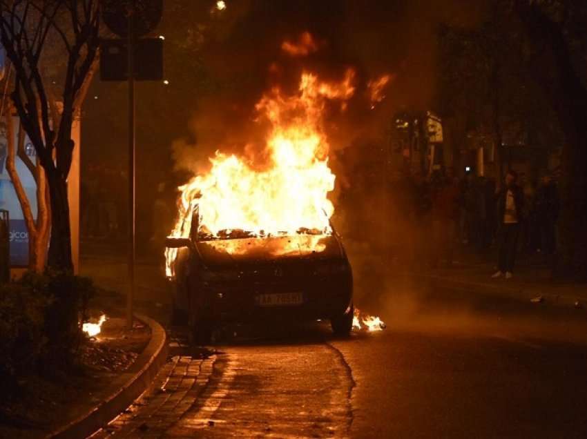 Makina merr flakë gjatë lëvizjes në aksin rrugor Elbasan-Peqin