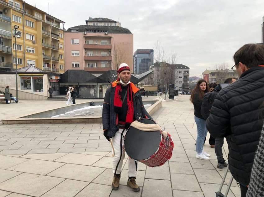 ‘Profa i Tik Tok-ut’ mori mbështetje veç në rrjete sociale, askush nuk i del në protestë