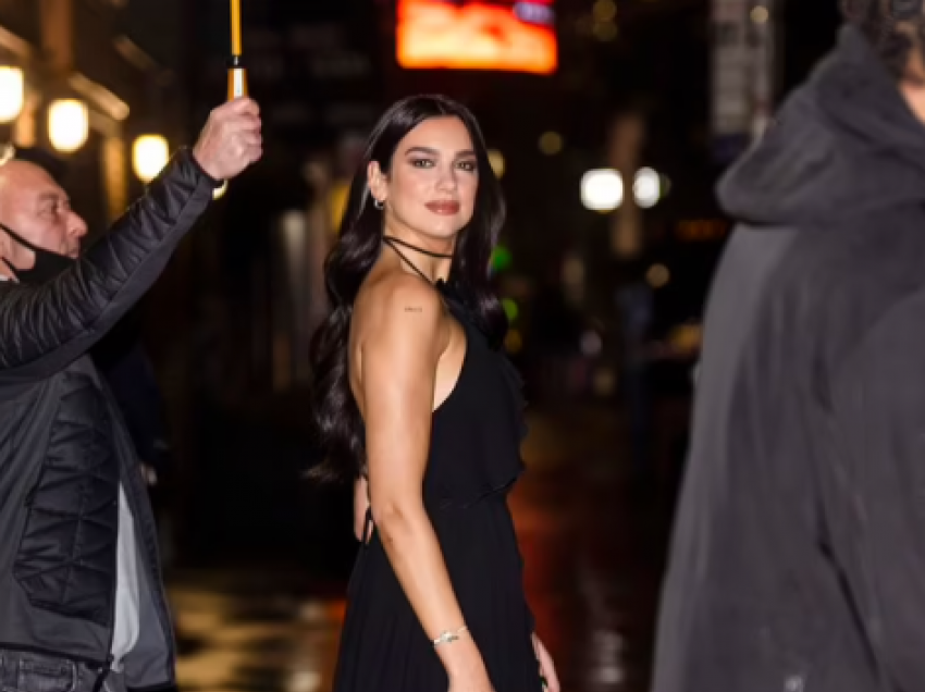 Dua Lipa seksi në fustan të zi teksa del në New York