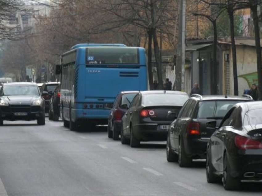 Makinat bllokohen në trafik pas urbanëve, shkak mungesa e “xhepave” në stacione