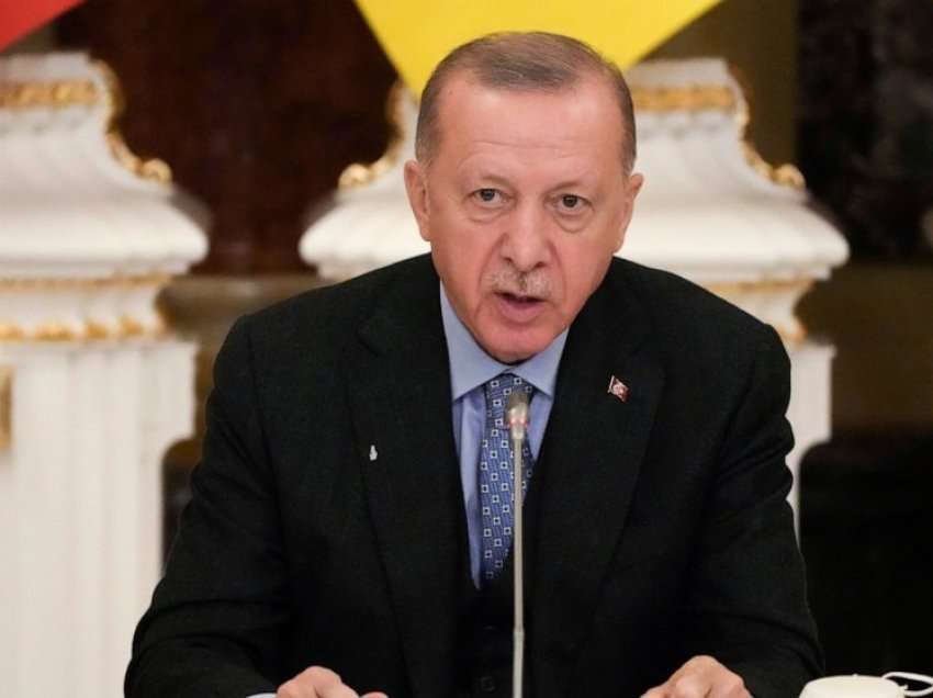 Arrestime pas fyerjeve në Twitter ndaj Erdoganit