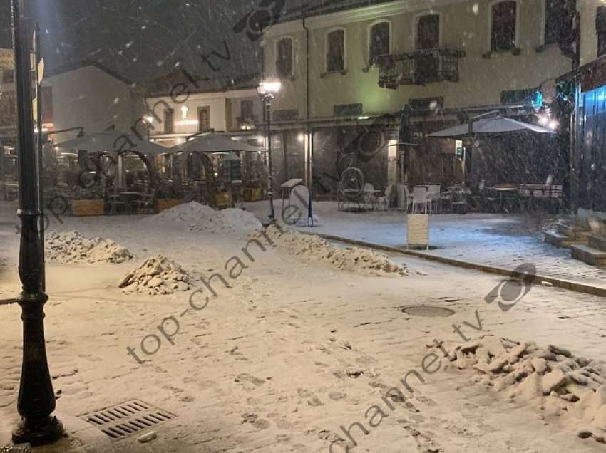 Rikthehet dëbora në Korçë, qyteti i serenatave ‘vesh’ mantelin e bardhë