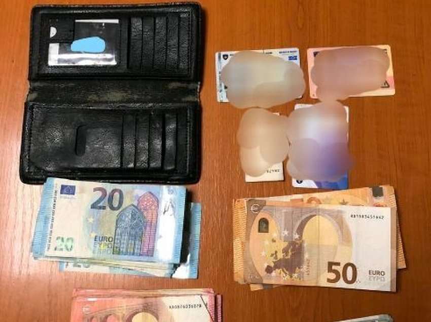 Qytetari nga Ferizaj e gjen kuletën me 1 mijë e 860 euro dhe e dorëzon në polici