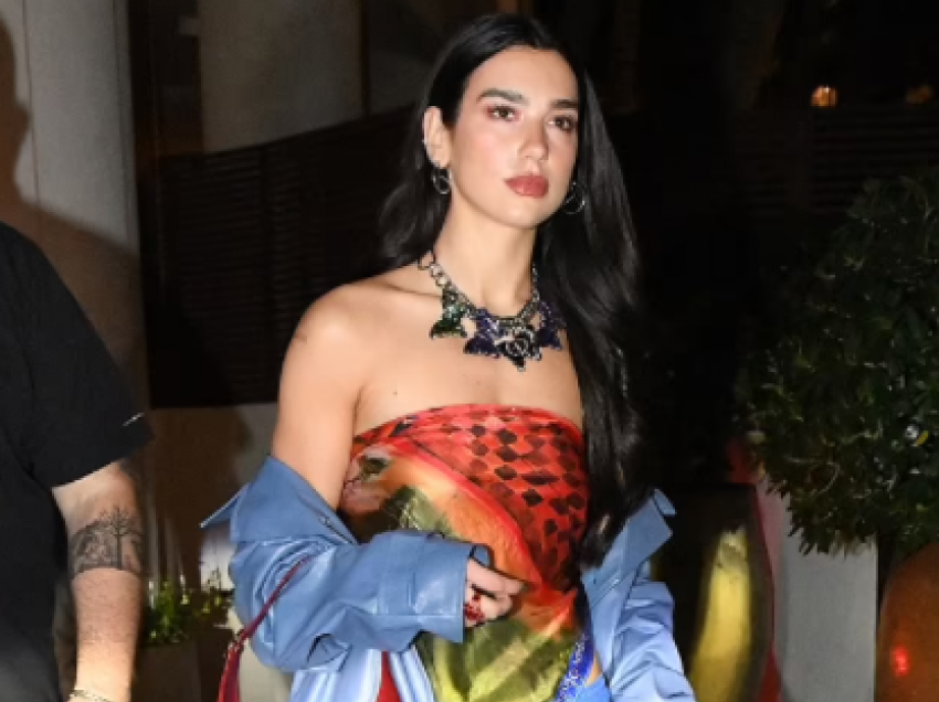 Dua Lipa e kombinuar me xhinse dhe një pallto blu mbërrin në një darkë në Miami