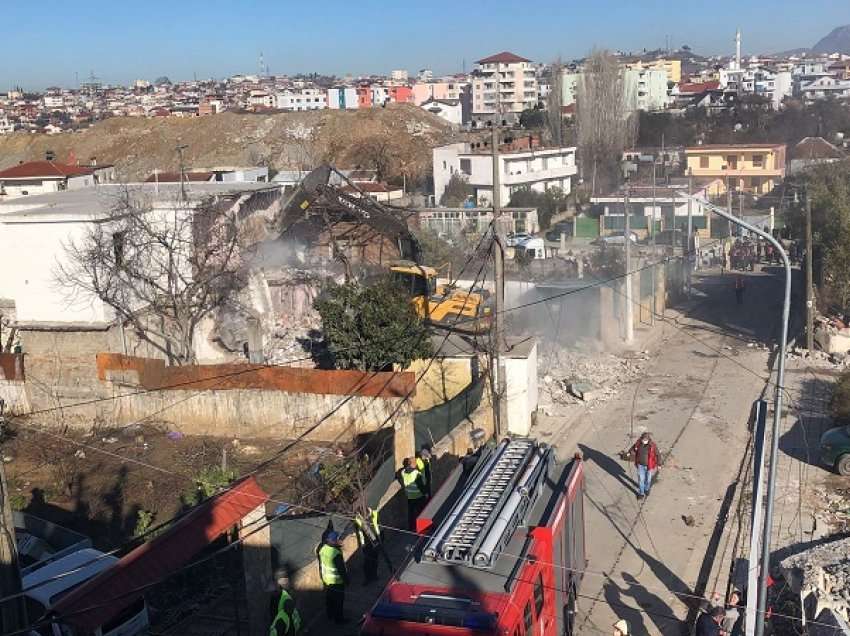 Shemben banesat te 5 maji/ Banorët bëjnë qëndresë, shoqërohet një prej tyre