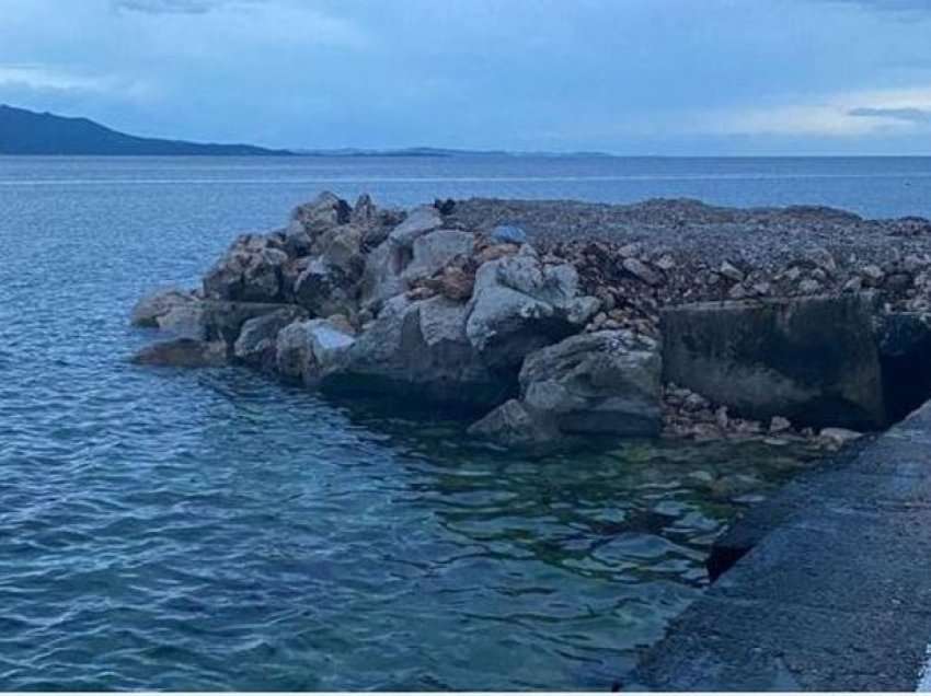 Sarandë/ Nuk ju bind policisë dhe hodhi në det armën që kishte me vete, shpallet në kërkim