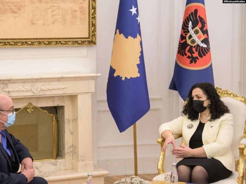 Përfaqësuesi i posaçëm britanik për Ballkanin, Stuart Peach në Prishtinë për të mbështetur bisedimet Kosovë - Serbi